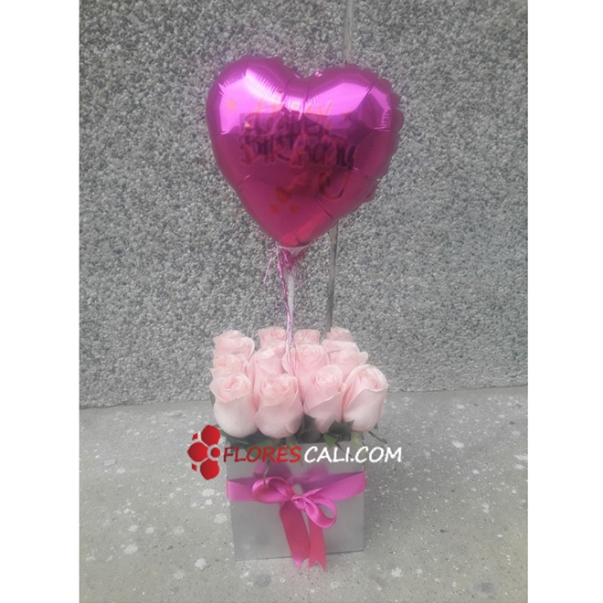 Cubo de rosas rosadas detalle amor y amistad 