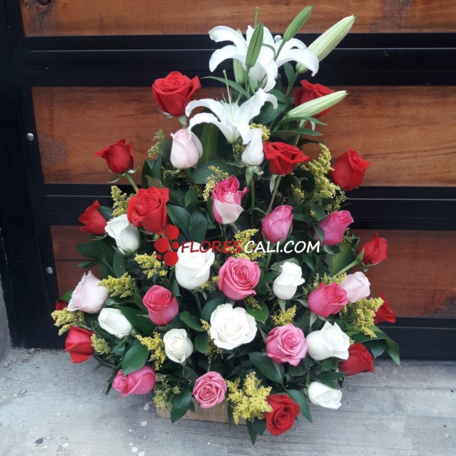 Arreglo rosas y lirios para Mama  en cali