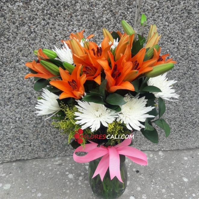 Jarrón lirios y crisantemo en cali para ti
