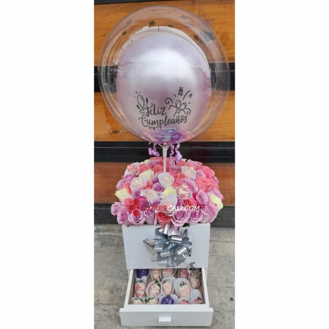 Baúl de fresas y rosas para ella en cali Dia de la Madre 