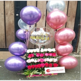 Contraste entre globos y flores en cali