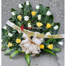 Abanico fúnebre amarillo y blanco en cali 